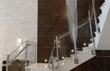 Дизайн каменной лестницы с металическими пирилами